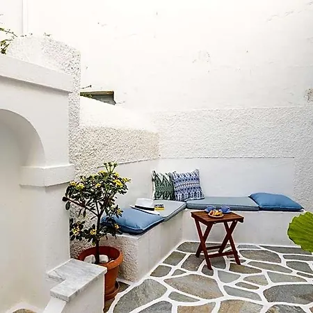 Dina Parikia (Paros)