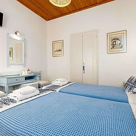 Dina * Parikia (Paros)