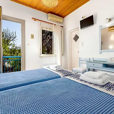 Dina * Parikia (Paros)