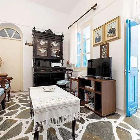 Dina * Parikia (Paros)